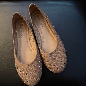 Women's Tan embroidered daisy Ballet Flats